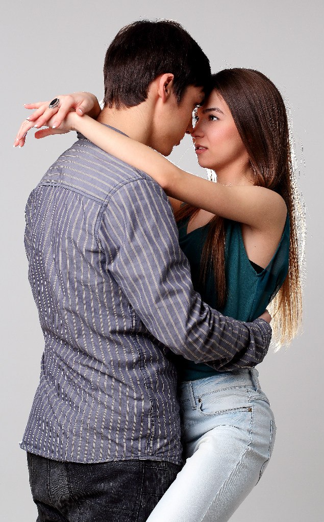 парень и девушка обнимаются