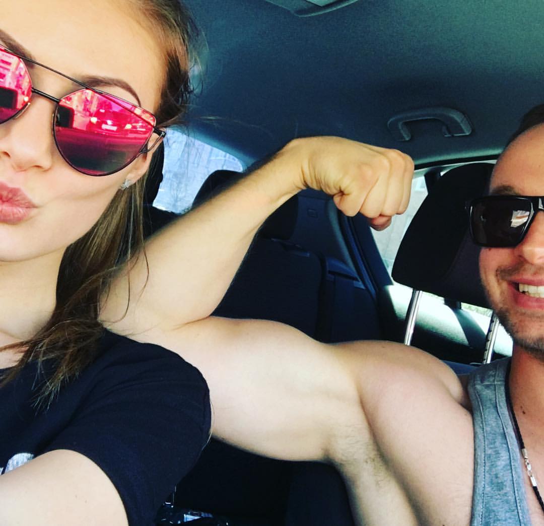 парень и девушка в машине