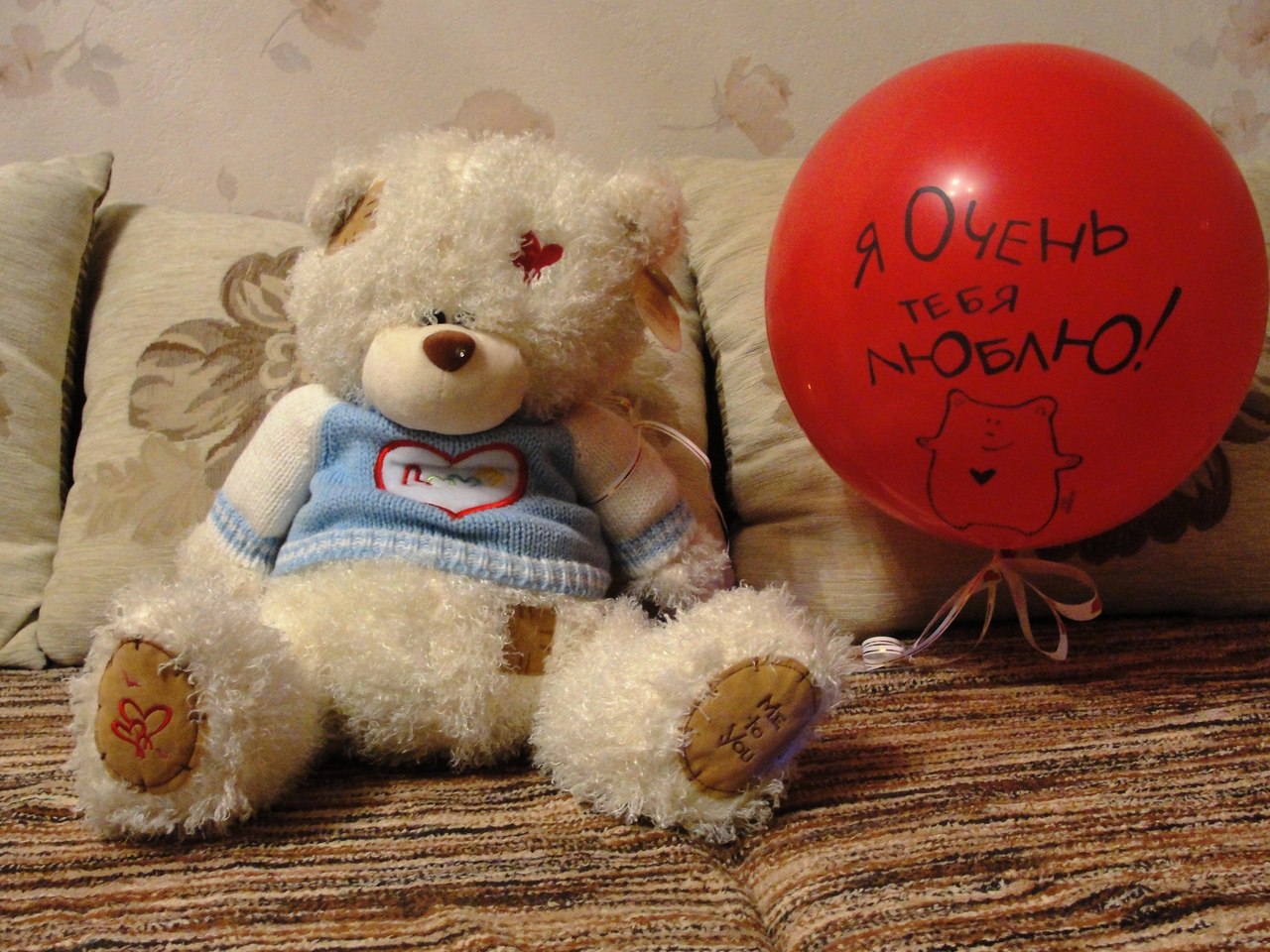 плюшевый медвежонок с шариком