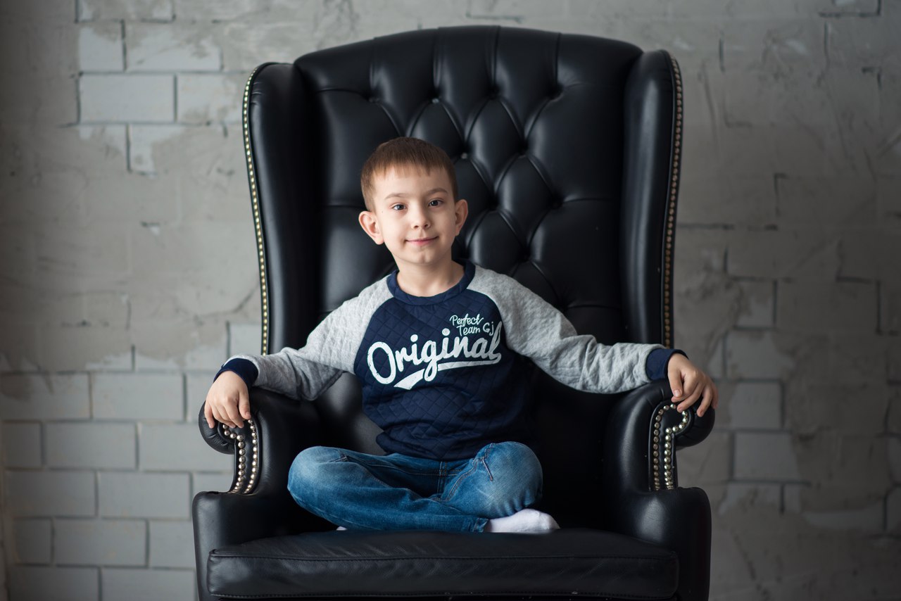 ребенок  в кресле