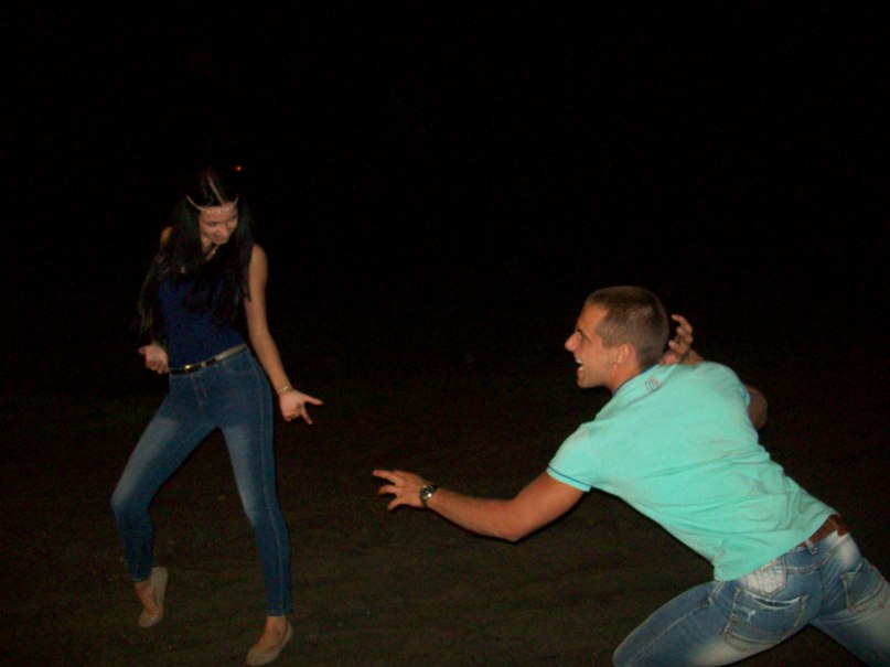 парень и девушка изображают корриду