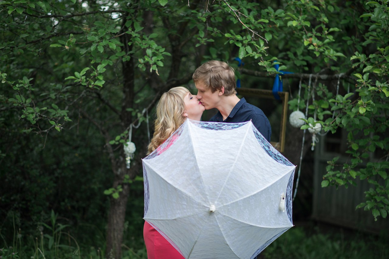 пара с зонтом